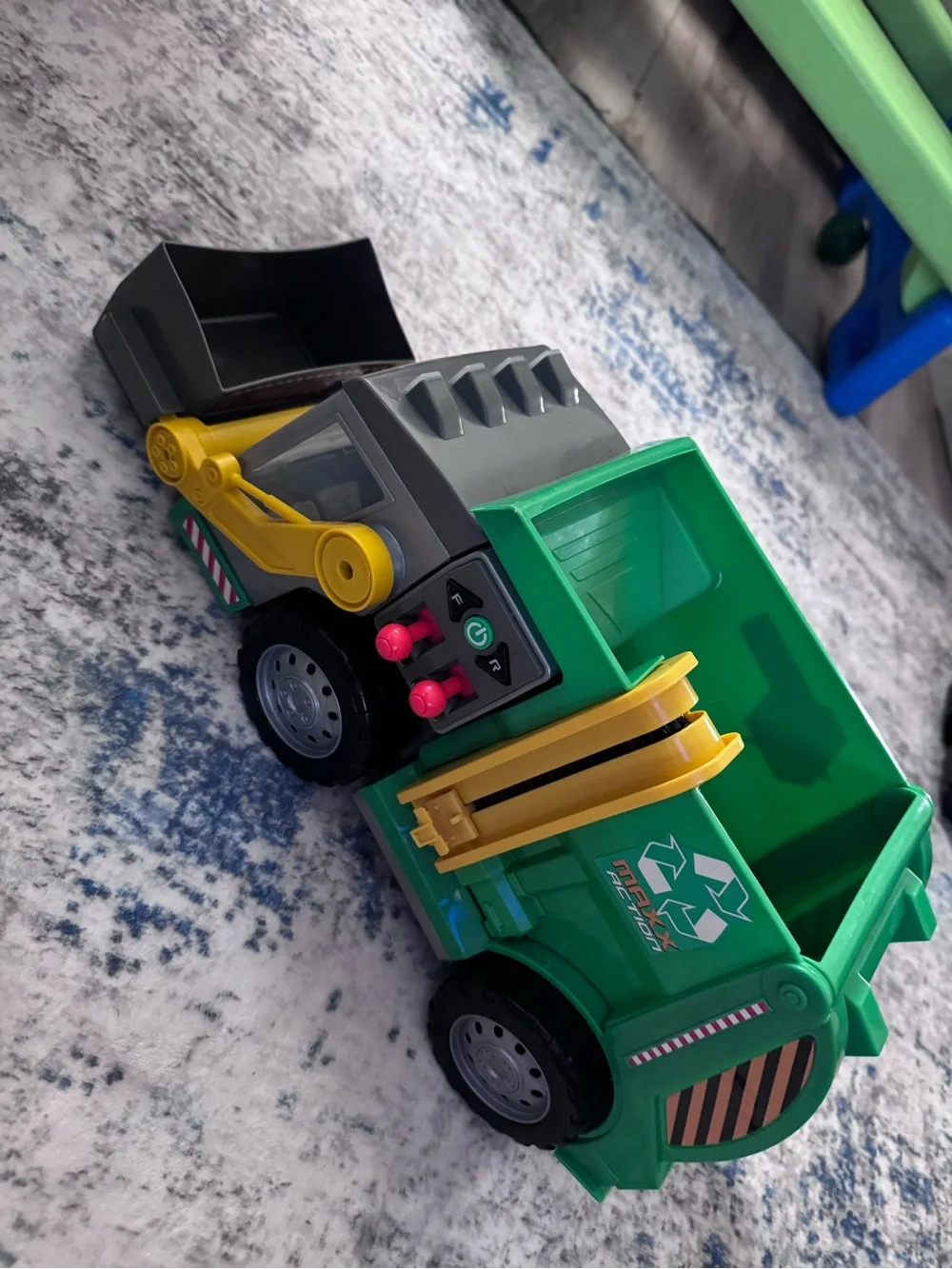 N/A green toy